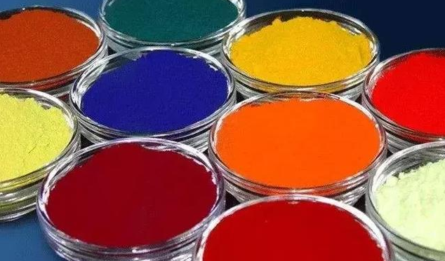What is the difference between natural pigment and synthetic pigment