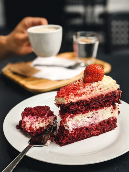 1604569519151538.jpg detail-of-pavlova-strawberry-piece-of-cake.jpg